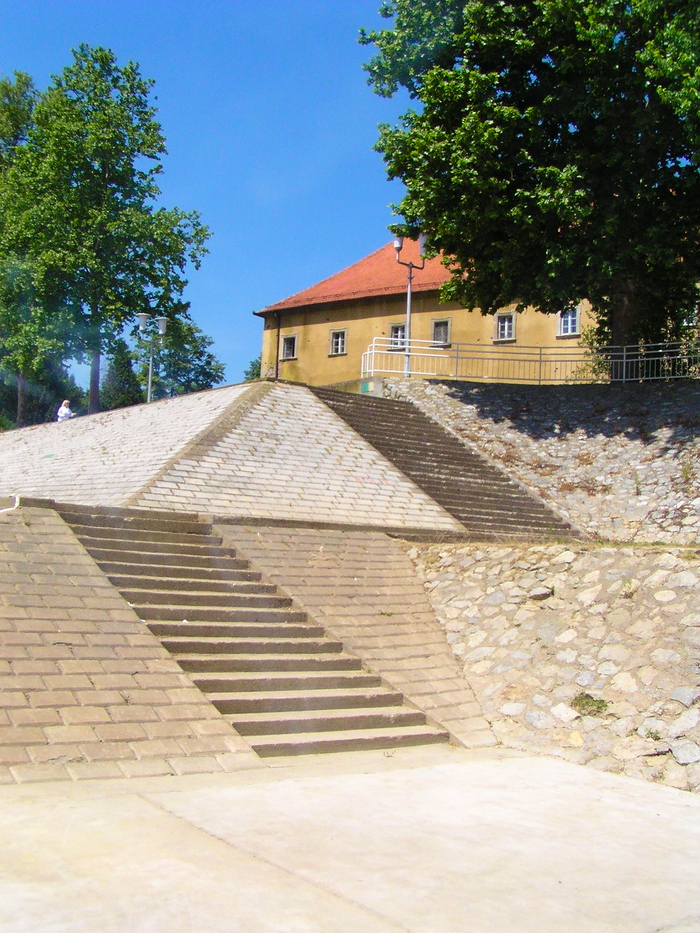 Slavonski Brod. stepenice šetnica kod samostana